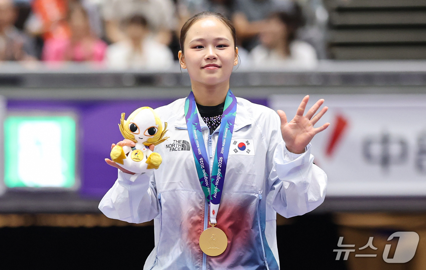 (나고야=뉴스1) 김도우 기자 = 대한민국 여서정이 24일 일본 나고야시 종합체육관에서 열린 2026 아이치·나고야 아시안게임 기계체조 여자 개인 도마 결선 시상식에서 금메달을 목 …