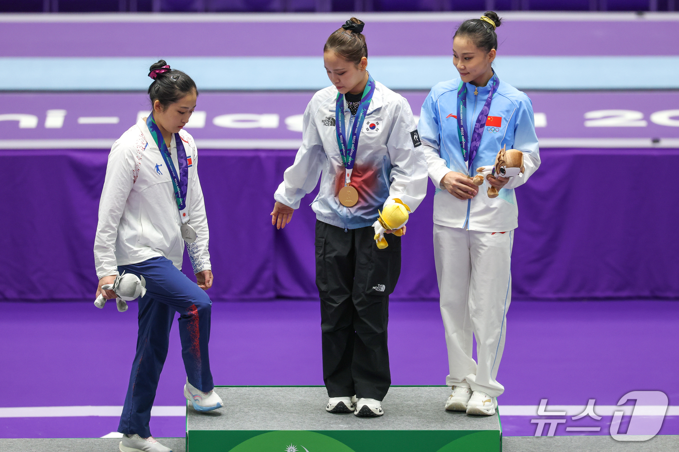 (나고야=뉴스1) 안은나 기자 = 대한민국 여서정이 24일 일본 나고야시 종합체육관에서 열린 2026 아이치·나고야 아시안게임 기계체조 여자 도마 개인전 결선 시상식에서 금메달을 …
