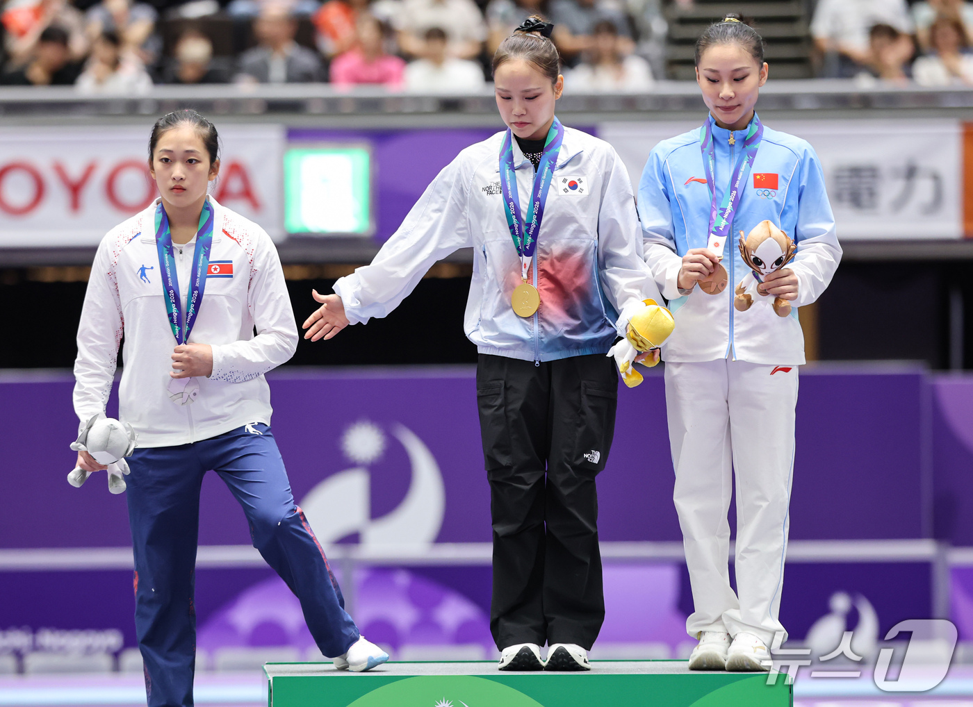 (나고야=뉴스1) 김도우 기자 = 대한민국 여서정이 24일 일본 나고야시 종합체육관에서 열린 2026 아이치·나고야 아시안게임 기계체조 여자 도마 개인전 결선 시상식에서 금메달을 …