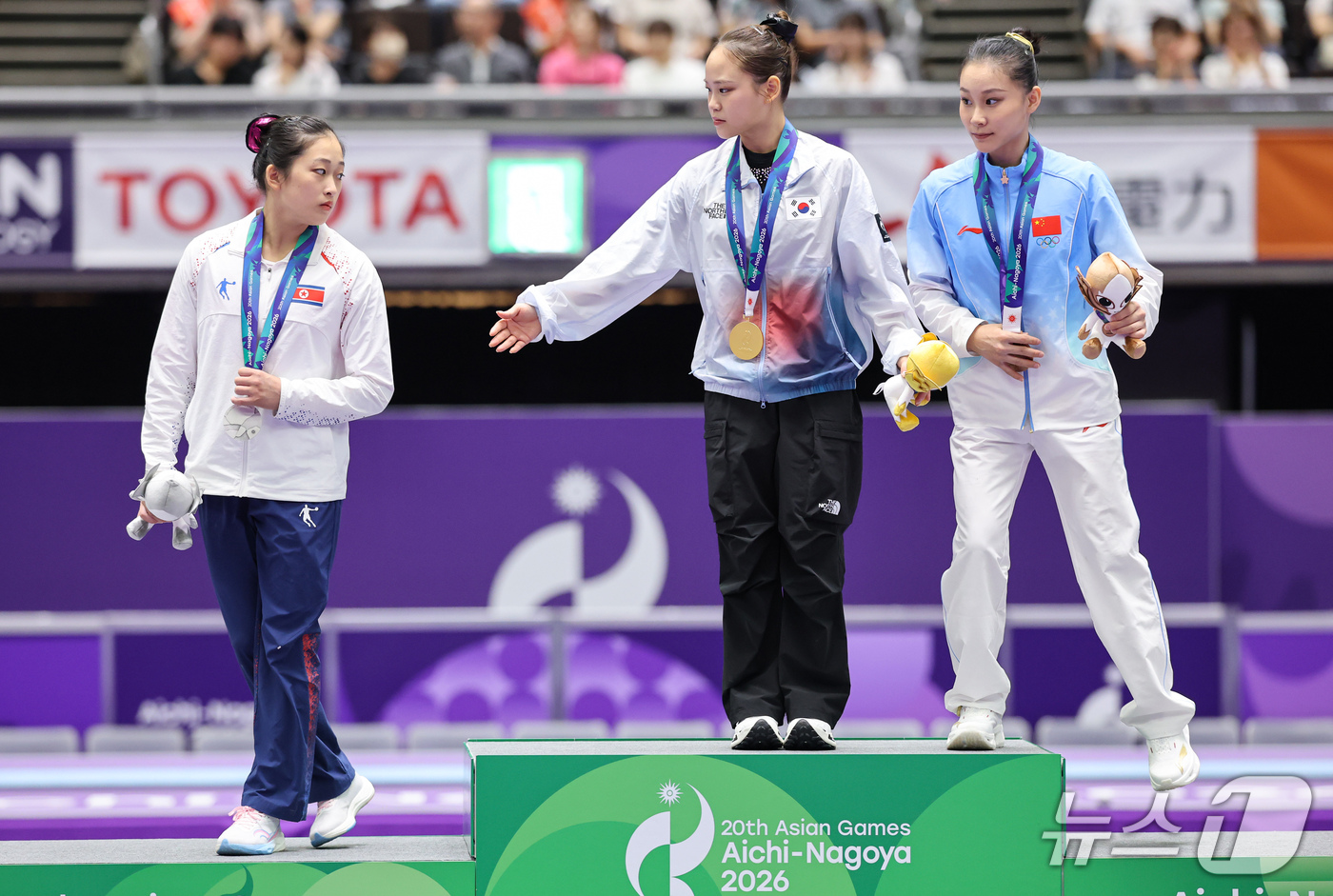 (나고야=뉴스1) 김도우 기자 = 대한민국 여서정이 24일 일본 나고야시 종합체육관에서 열린 2026 아이치·나고야 아시안게임 기계체조 여자 도마 개인전 결선 시상식에서 금메달을 …