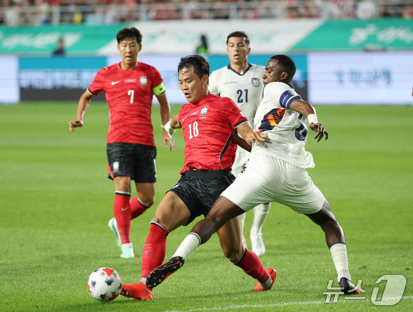 (수원=뉴스1) 김영운 기자 = 24일 경기 수원시 팔달구 수원월드컵경기장에서 열린 축구 국가대표 평가전 대한민국과 에콰도르의 경기, 오현규가 돌파하고 있다. 2026.9.24/뉴 …
