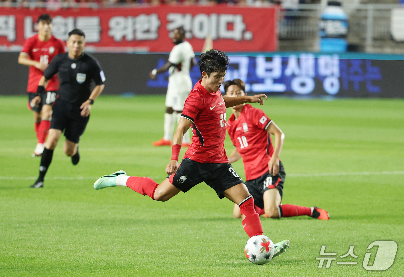 (수원=뉴스1) 김영운 기자 = 24일 경기 수원시 팔달구 수원월드컵경기장에서 열린 축구 국가대표 평가전 대한민국과 에콰도르의 경기, 정승원이 슛을 하고 있다. 2026.9.24/ …