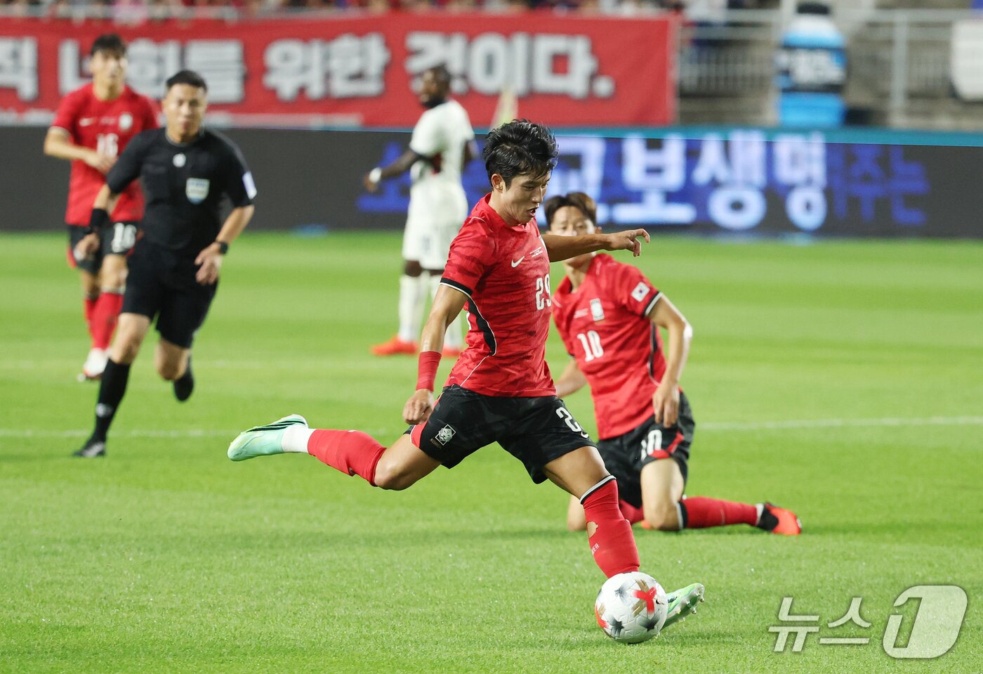 본문 이미지 - 24일 경기 수원시 팔달구 수원월드컵경기장에서 열린 축구 국가대표 평가전 대한민국과 에콰도르의 경기, 정승원이 슛을 하고 있다. 2026.9.24 ⓒ 뉴스1 김영운 기자