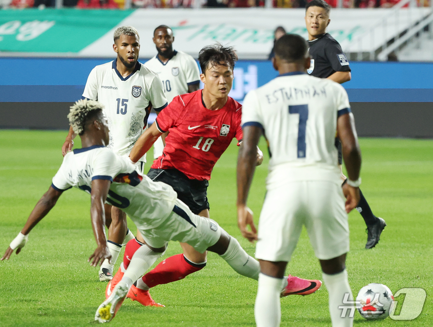(수원=뉴스1) 김영운 기자 = 24일 경기 수원시 팔달구 수원월드컵경기장에서 열린 축구 국가대표 평가전 대한민국과 에콰도르의 경기, 오현규가 돌파하고 있다. 2026.9.24/뉴 …