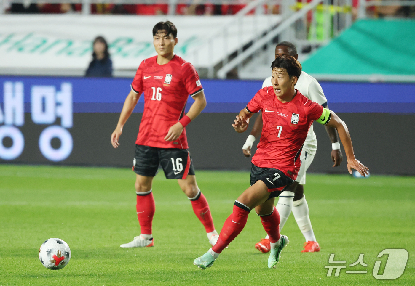 (수원=뉴스1) 김영운 기자 = 24일 경기 수원시 팔달구 수원월드컵경기장에서 열린 축구 국가대표 평가전 대한민국과 에콰도르의 경기, 손흥민이 돌파하고 있다. 2026.9.24/뉴 …