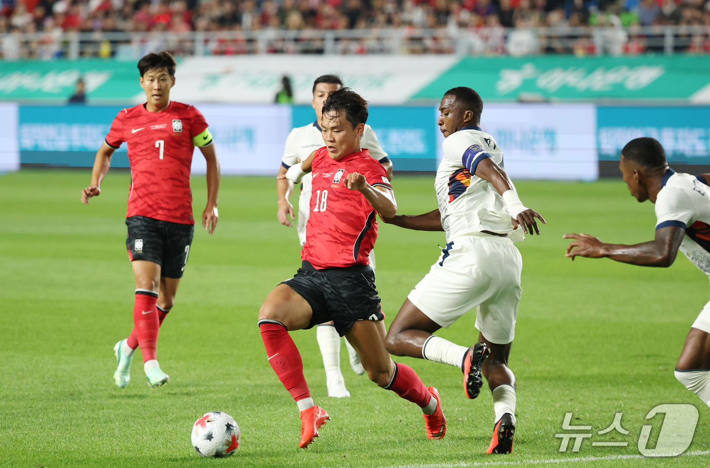 (수원=뉴스1) 김영운 기자 = 24일 경기 수원시 팔달구 수원월드컵경기장에서 열린 축구 국가대표 평가전 대한민국과 에콰도르의 경기, 오현규가 돌파하고 있다. 2026.9.24/뉴 …