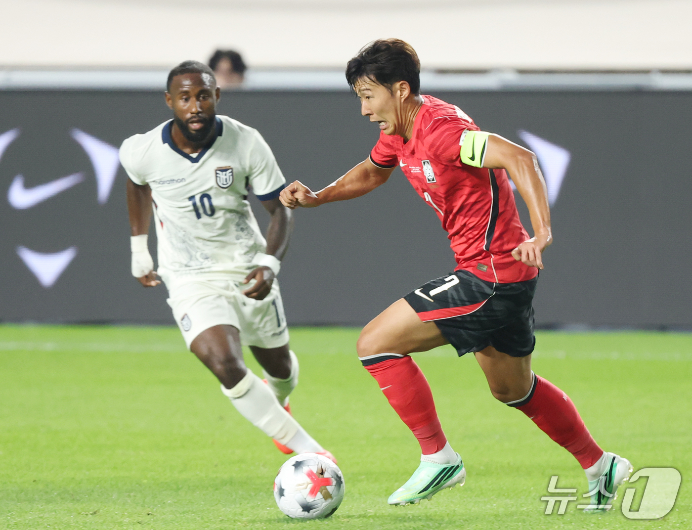 (수원=뉴스1) 김영운 기자 = 24일 경기 수원시 팔달구 수원월드컵경기장에서 열린 축구 국가대표 평가전 대한민국과 에콰도르의 경기, 손흥민이 돌파하고 있다. 2026.9.24/뉴 …