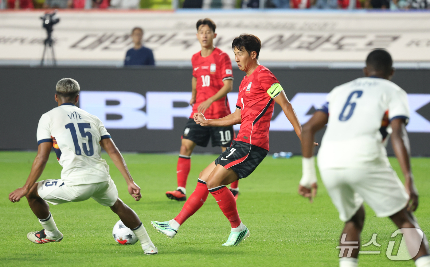(수원=뉴스1) 김영운 기자 = 24일 경기 수원시 팔달구 수원월드컵경기장에서 열린 축구 국가대표 평가전 대한민국과 에콰도르의 경기, 손흥민이 돌파하고 있다. 2026.9.24/뉴 …