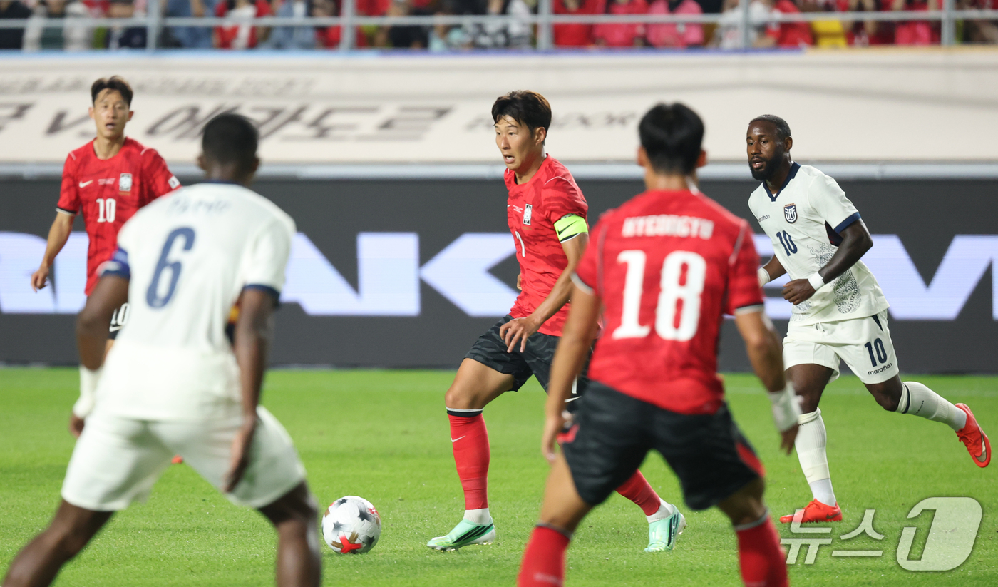 (수원=뉴스1) 김영운 기자 = 24일 경기 수원시 팔달구 수원월드컵경기장에서 열린 축구 국가대표 평가전 대한민국과 에콰도르의 경기, 손흥민이 돌파하고 있다. 2026.9.24/뉴 …