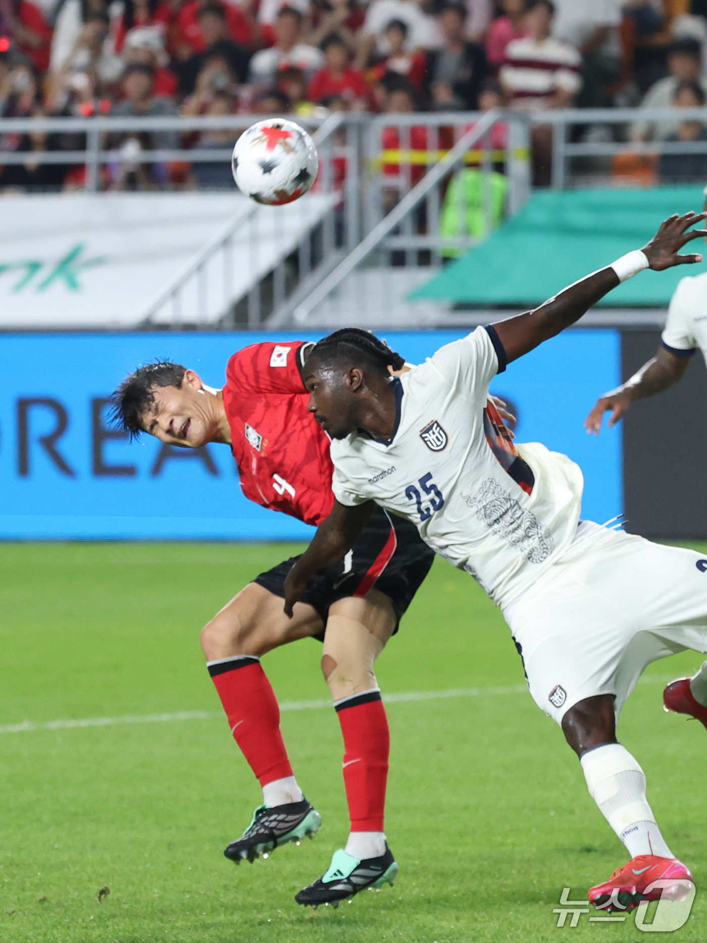 (수원=뉴스1) 김영운 기자 = 24일 경기 수원시 팔달구 수원월드컵경기장에서 열린 축구 국가대표 평가전 대한민국과 에콰도르의 경기, 김민재가 볼다툼을 하고 있다. 2026.9.2 …