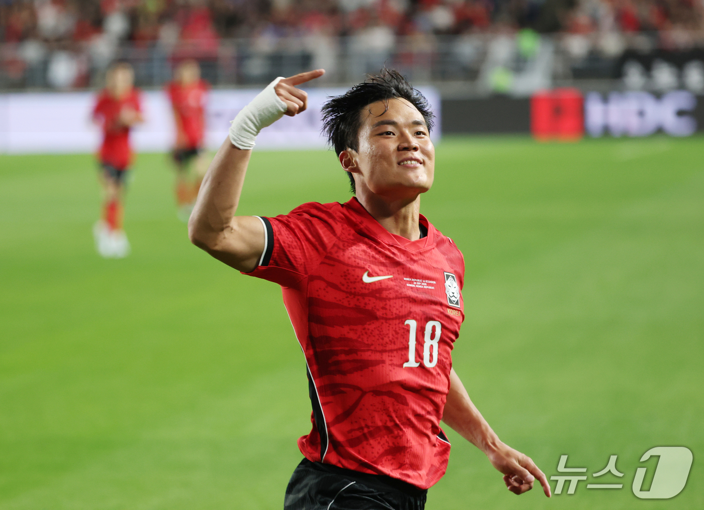 (수원=뉴스1) 김영운 기자 = 24일 경기 수원시 팔달구 수원월드컵경기장에서 열린 축구 국가대표 평가전 대한민국과 에콰도르의 경기, 오현규가 후반 9분 선제골을 넣은 뒤 기뻐하고 …