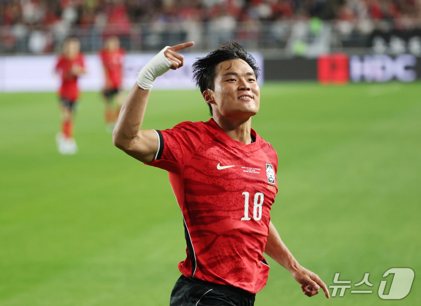 본문 이미지 - 24일 경기 수원시 팔달구 수원월드컵경기장에서 열린 축구 국가대표 평가전 대한민국과 에콰도르의 경기, 오현규가 후반 9분 선제골을 넣은 뒤 기뻐하고 있다. 2026.9.24 ⓒ 뉴스1 김영운 기자