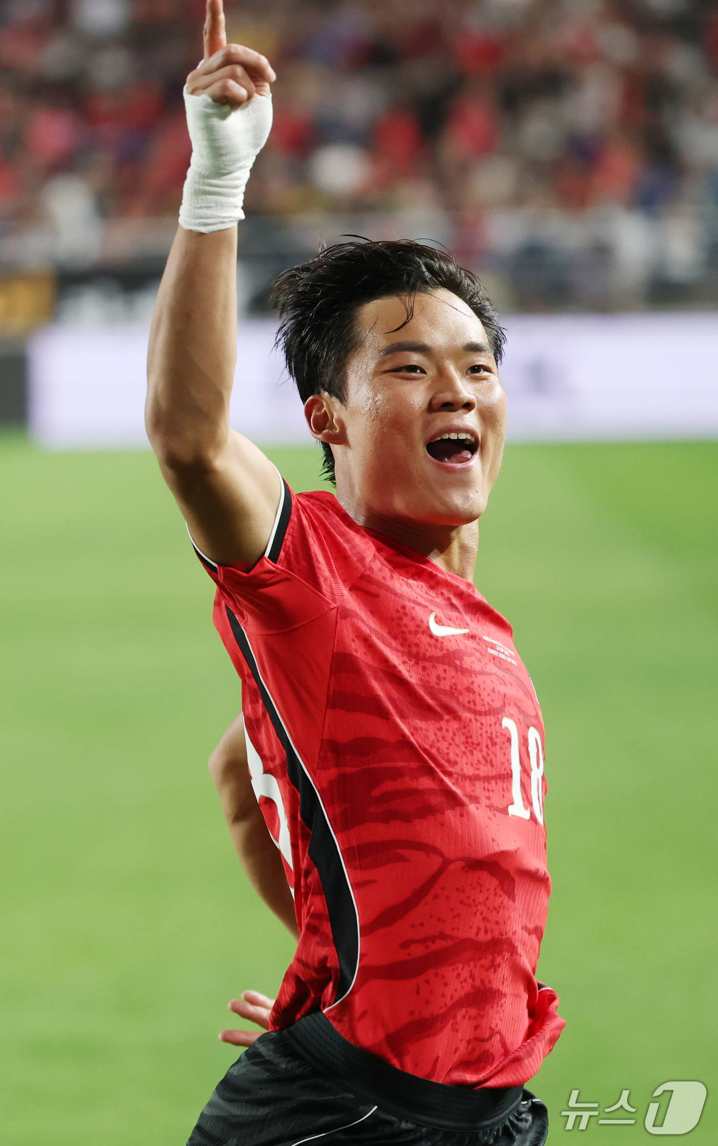 (수원=뉴스1) 김영운 기자 = 24일 경기 수원시 팔달구 수원월드컵경기장에서 열린 축구 국가대표 평가전 대한민국과 에콰도르의 경기, 오현규가 선제골을 넣은 뒤 기뻐하고 있다. 2 …