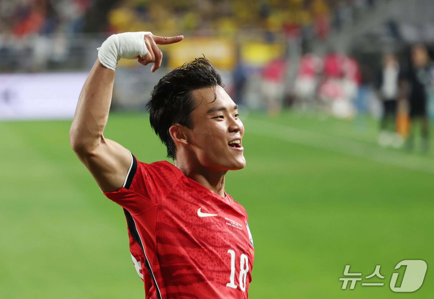 본문 이미지 - 24일 경기 수원시 팔달구 수원월드컵경기장에서 열린 축구 국가대표 평가전 대한민국과 에콰도르의 경기, 오현규가 후반 9분 선제골을 넣은 뒤 기뻐하고 있다. 2026.9.24 ⓒ 뉴스1 김영운 기자