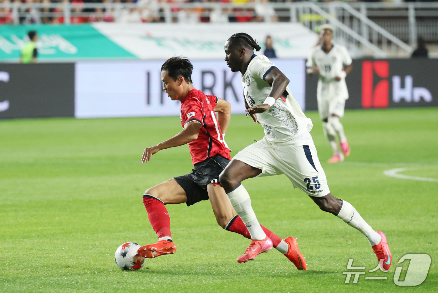 (수원=뉴스1) 김영운 기자 = 24일 경기 수원시 팔달구 수원월드컵경기장에서 열린 축구 국가대표 평가전 대한민국과 에콰도르의 경기, 오현규가 돌파하고 있다. 2026.9.24/뉴 …