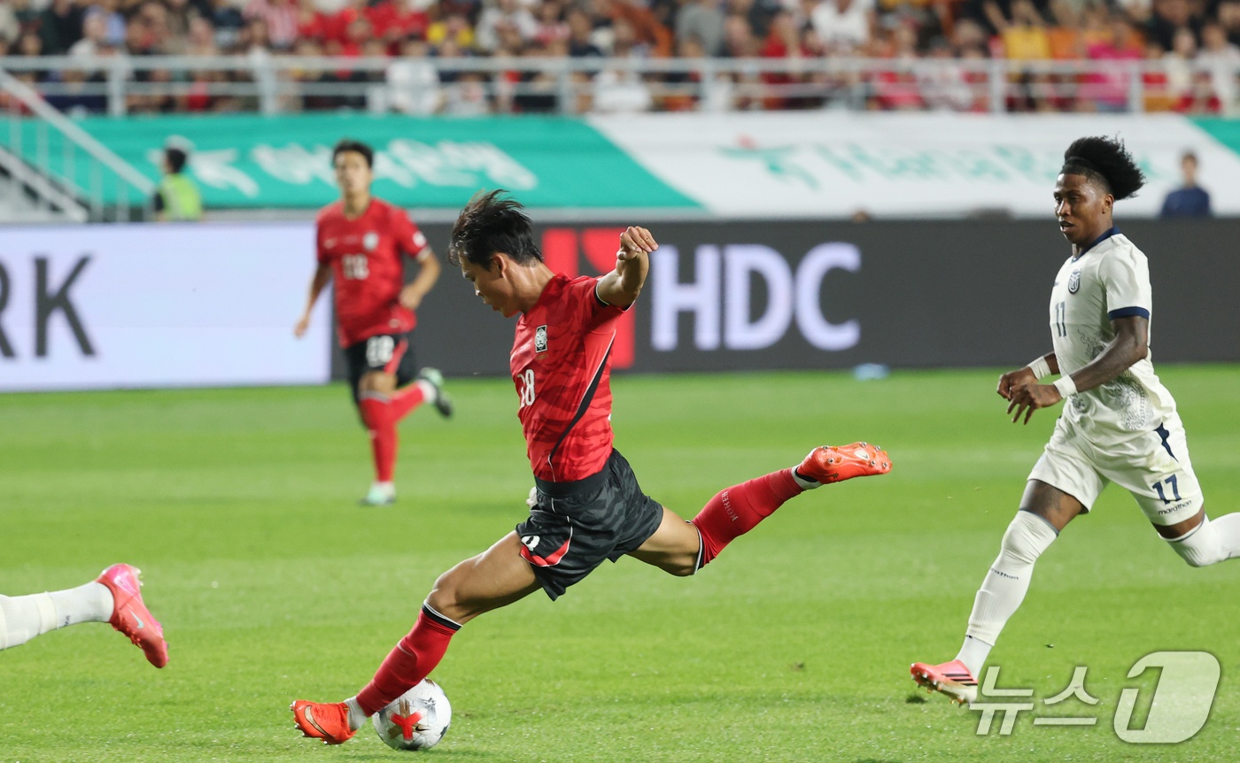 (수원=뉴스1) 김영운 기자 = 24일 경기 수원시 팔달구 수원월드컵경기장에서 열린 축구 국가대표 평가전 대한민국과 에콰도르의 경기, 오현규가 슛을 하고 있다. 2026.9.24/ …