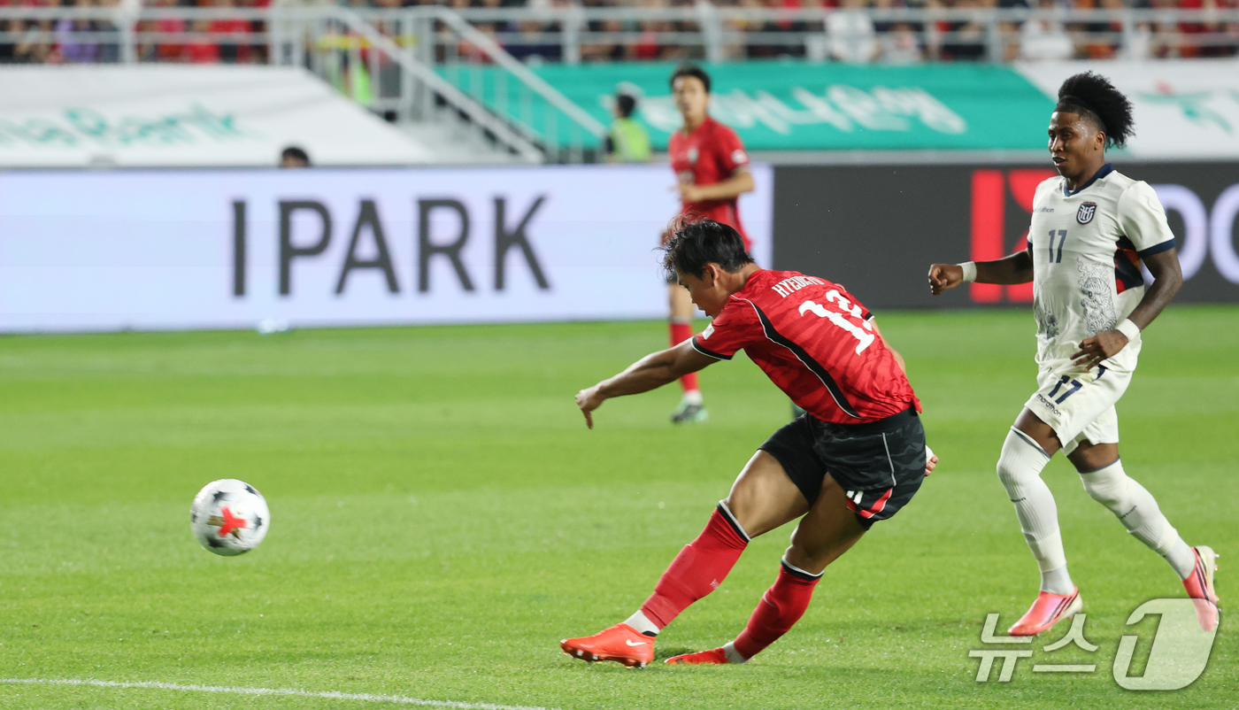 (수원=뉴스1) 김영운 기자 = 24일 경기 수원시 팔달구 수원월드컵경기장에서 열린 축구 국가대표 평가전 대한민국과 에콰도르의 경기, 오현규가 슛을 하고 있다. 2026.9.24/ …
