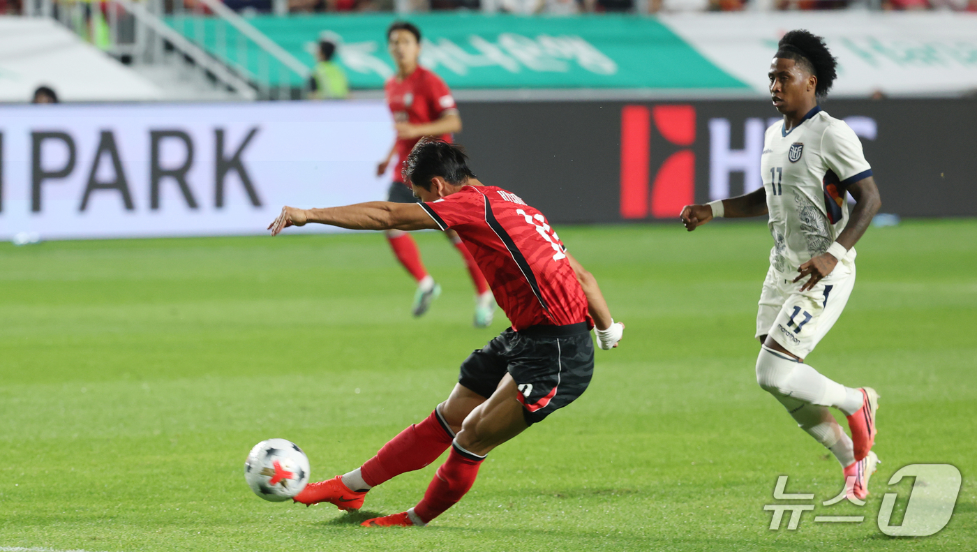 (수원=뉴스1) 김영운 기자 = 24일 경기 수원시 팔달구 수원월드컵경기장에서 열린 축구 국가대표 평가전 대한민국과 에콰도르의 경기, 오현규가 슛을 하고 있다. 2026.9.24/ …