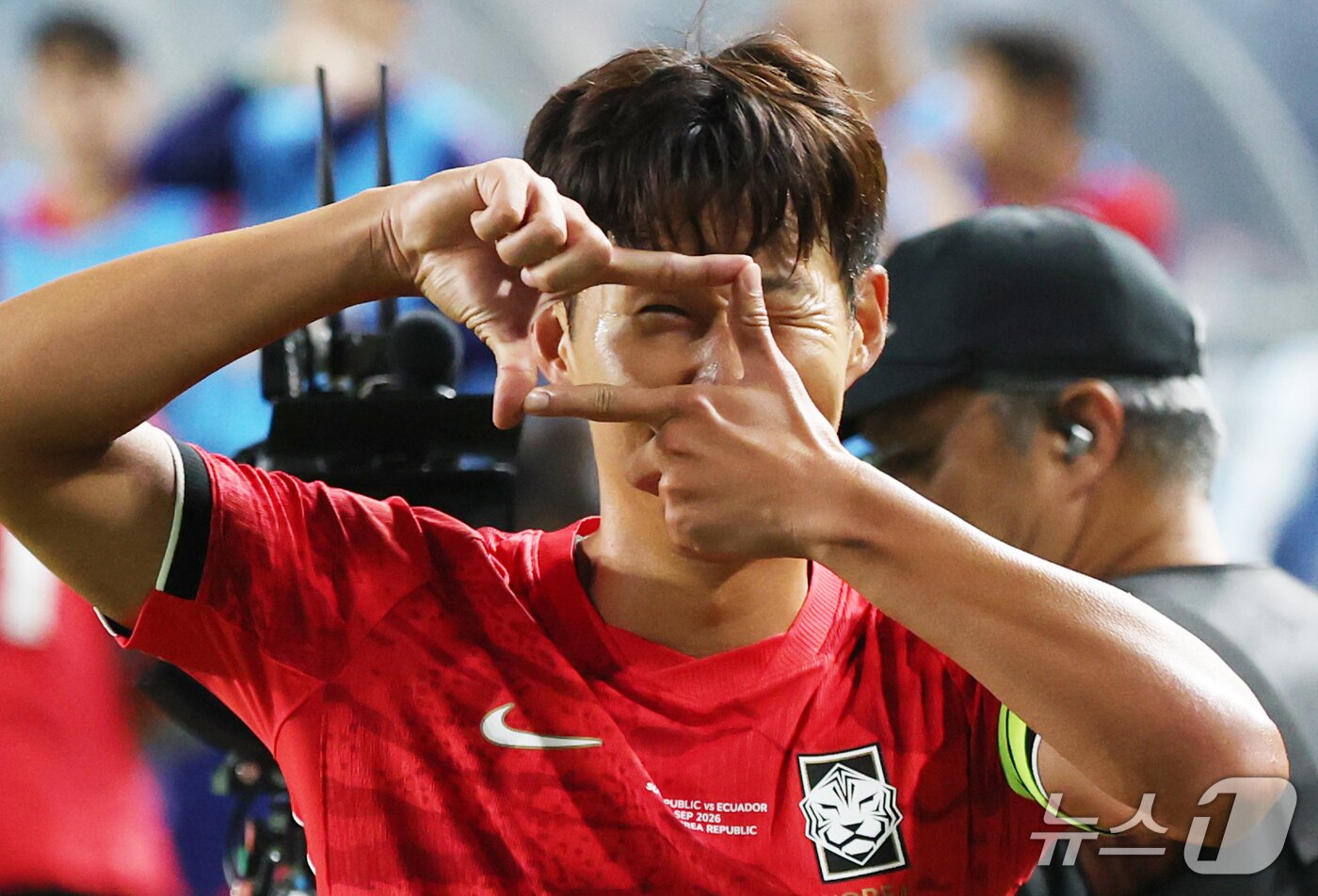 본문 이미지 - 24일 경기 수원시 팔달구 수원월드컵경기장에서 열린 축구 국가대표 평가전 대한민국과 에콰도르의 경기, 손흥민이 득점을 한 뒤 세리머니를 하고 있다. 2026.9.24 ⓒ 뉴스1 김영운 기자
