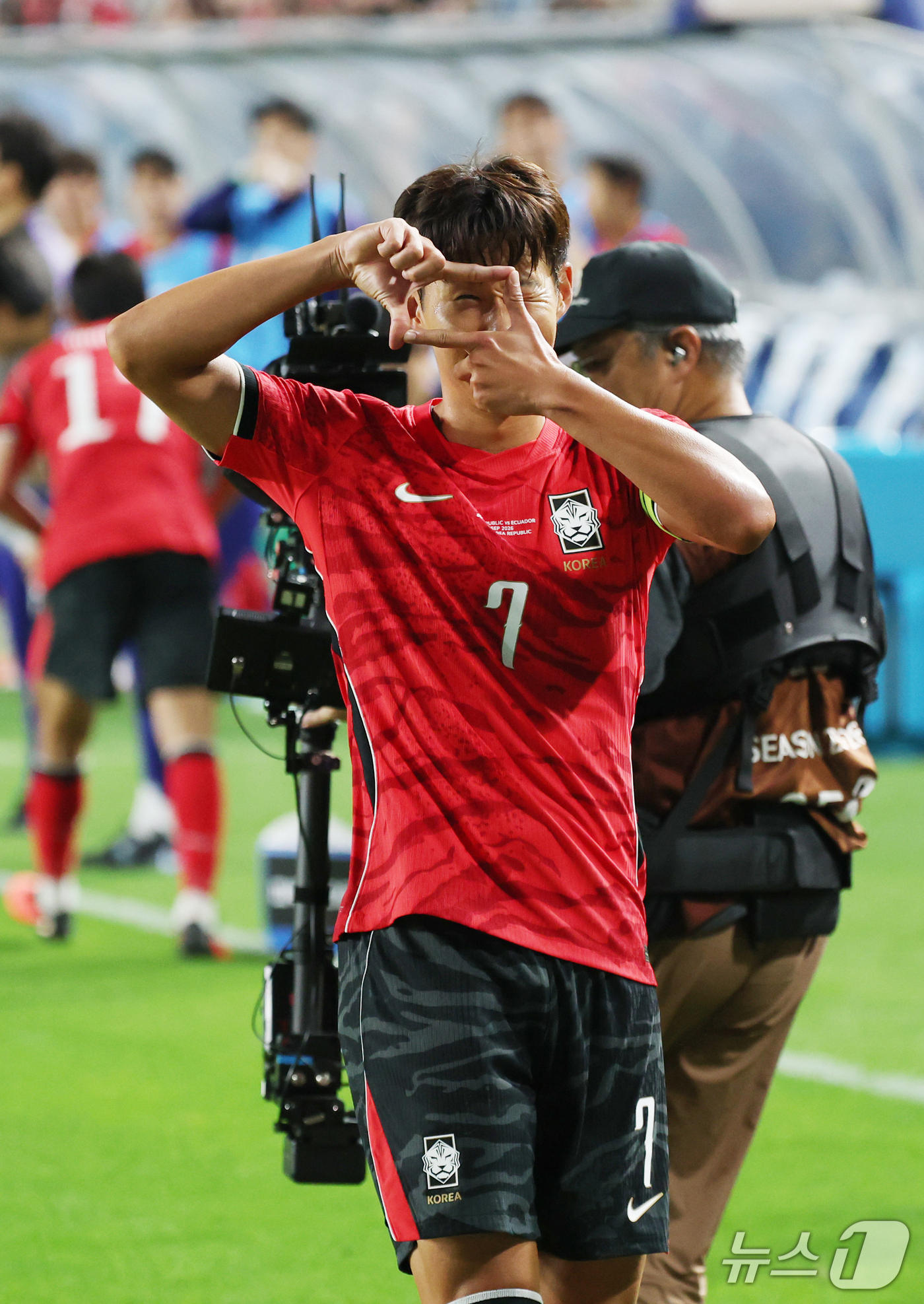 (수원=뉴스1) 김영운 기자 = 24일 경기 수원시 팔달구 수원월드컵경기장에서 열린 축구 국가대표 평가전 대한민국과 에콰도르의 경기, 손흥민이 득점을 한 뒤 세리머니를 하고 있다. …