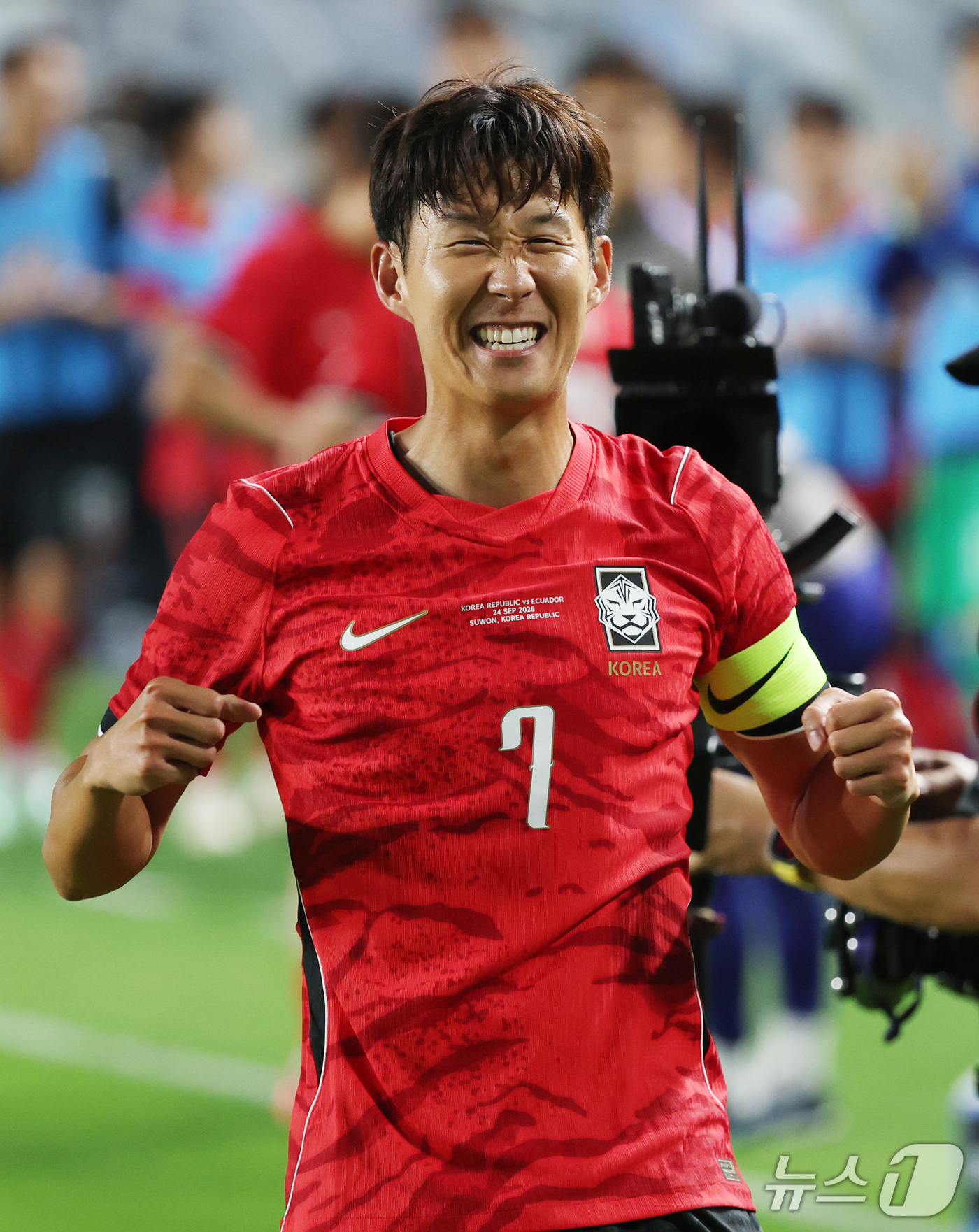 (수원=뉴스1) 김영운 기자 = 24일 경기 수원시 팔달구 수원월드컵경기장에서 열린 축구 국가대표 평가전 대한민국과 에콰도르의 경기, 손흥민이 득점을 한 뒤 세리머니를 하고 있다. …