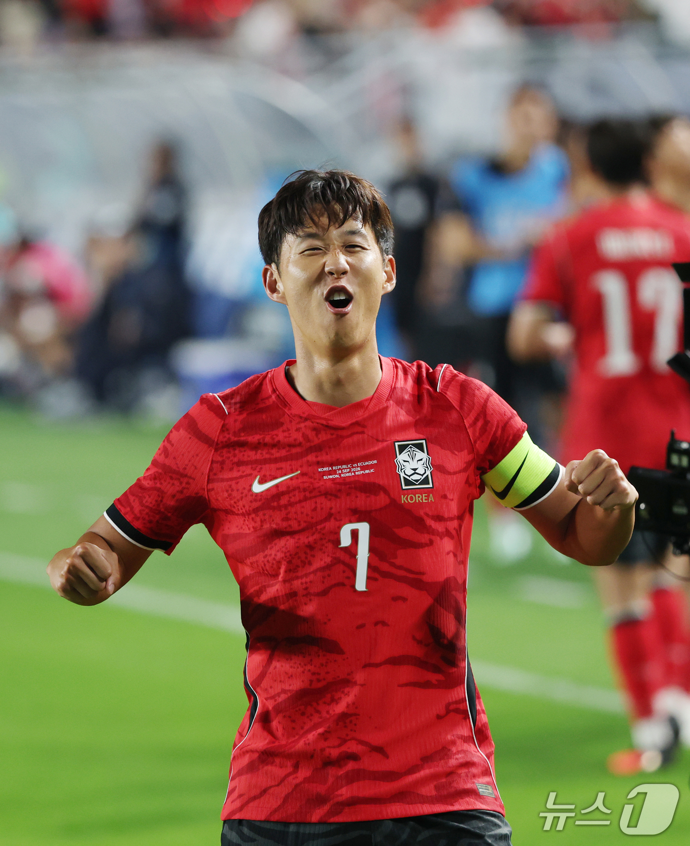 (수원=뉴스1) 김영운 기자 = 24일 경기 수원시 팔달구 수원월드컵경기장에서 열린 축구 국가대표 평가전 대한민국과 에콰도르의 경기, 손흥민이 득점을 한 뒤 세리머니를 하고 있다. …