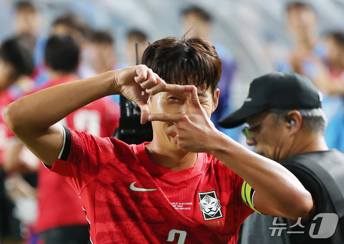 본문 이미지 - 24일 경기 수원시 팔달구 수원월드컵경기장에서 열린 축구 국가대표 평가전 대한민국과 에콰도르의 경기, 손흥민이 득점을 한 뒤 세리머니를 하고 있다. 2026.9.24 ⓒ 뉴스1 김영운 기자