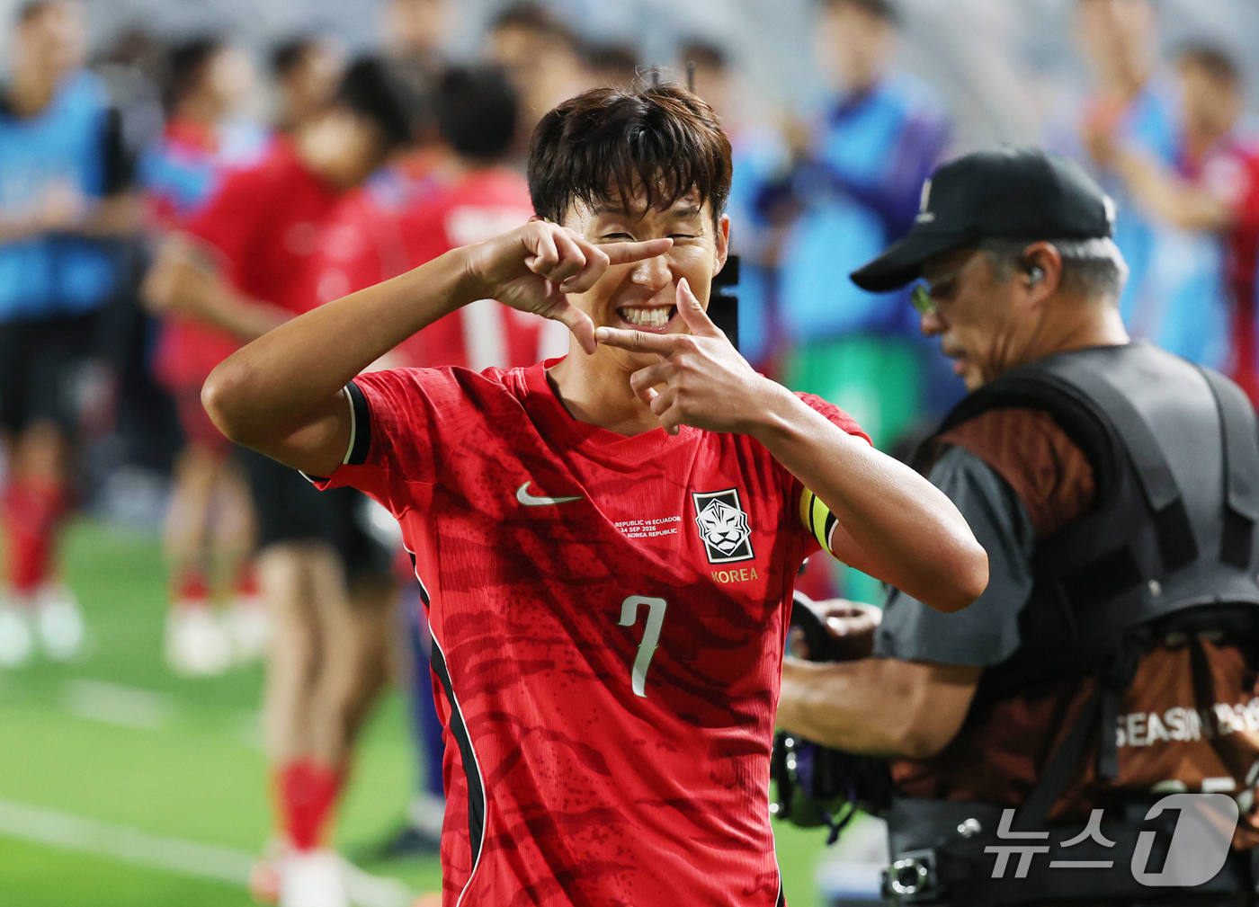(수원=뉴스1) 김영운 기자 = 24일 경기 수원시 팔달구 수원월드컵경기장에서 열린 축구 국가대표 평가전 대한민국과 에콰도르의 경기, 손흥민이 후반 23분 프리킥 골을 성공시킨 후 …