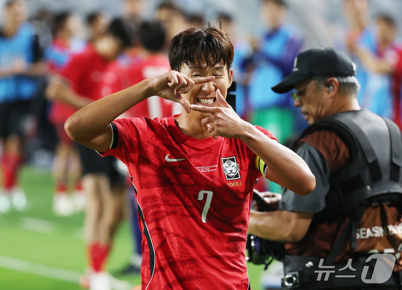 본문 이미지 - 24일 경기 수원시 팔달구 수원월드컵경기장에서 열린 축구 국가대표 평가전 대한민국과 에콰도르의 경기, 손흥민이 후반 23분 프리킥 골을 성공시킨 후 세리머니를 하고 있다. 2026.9.24 ⓒ 뉴스1 김영운 기자