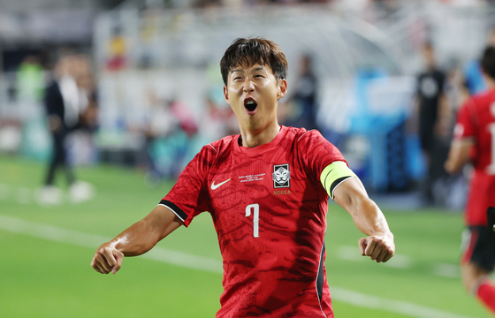 환호하는 손흥민