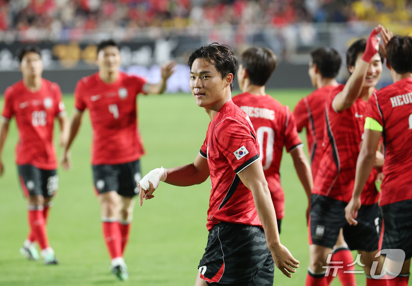 (수원=뉴스1) 김영운 기자 = 24일 경기 수원시 팔달구 수원월드컵경기장에서 열린 축구 국가대표 평가전 대한민국과 에콰도르의 경기, 오현규가 선제골을 넣은 뒤 기뻐하고 있다. 2 …