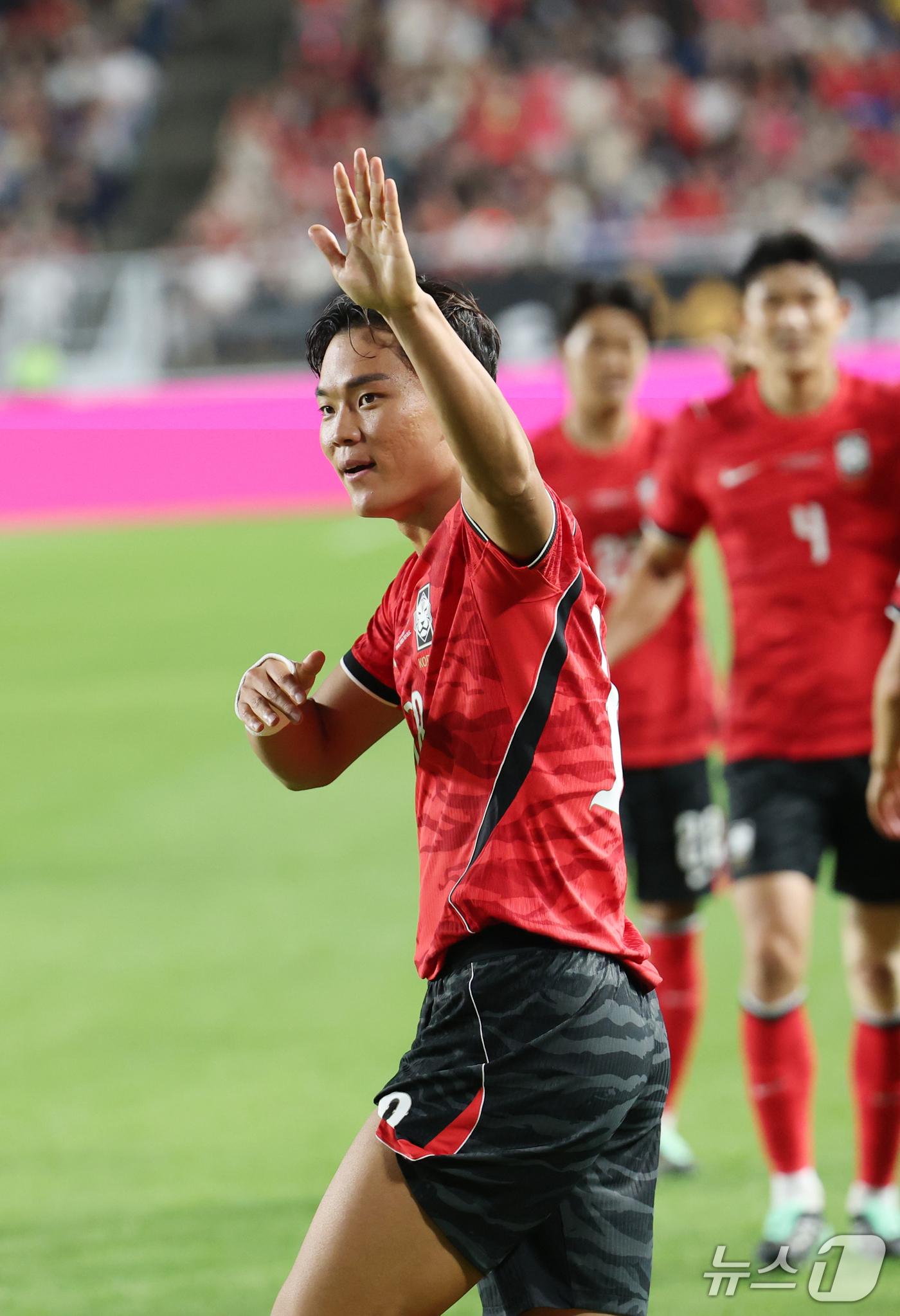 (수원=뉴스1) 김영운 기자 = 24일 경기 수원시 팔달구 수원월드컵경기장에서 열린 축구 국가대표 평가전 대한민국과 에콰도르의 경기, 오현규가 선제골을 넣은 뒤 기뻐하고 있다. 2 …
