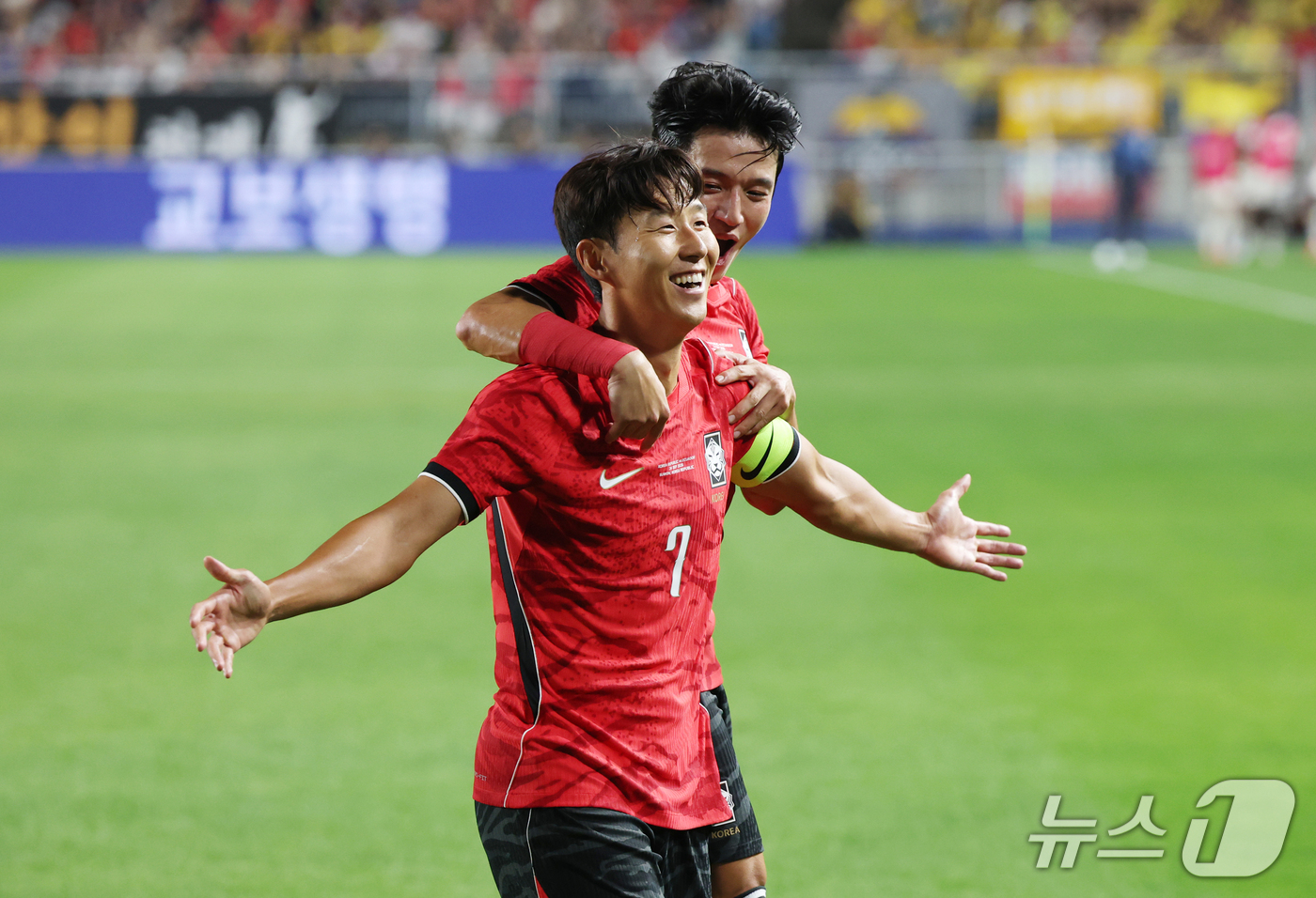 (수원=뉴스1) 김영운 기자 = 24일 경기 수원시 팔달구 수원월드컵경기장에서 열린 축구 국가대표 평가전 대한민국과 에콰도르의 경기, 손흥민이 득점을 한 뒤 기뻐하고 있다. 202 …