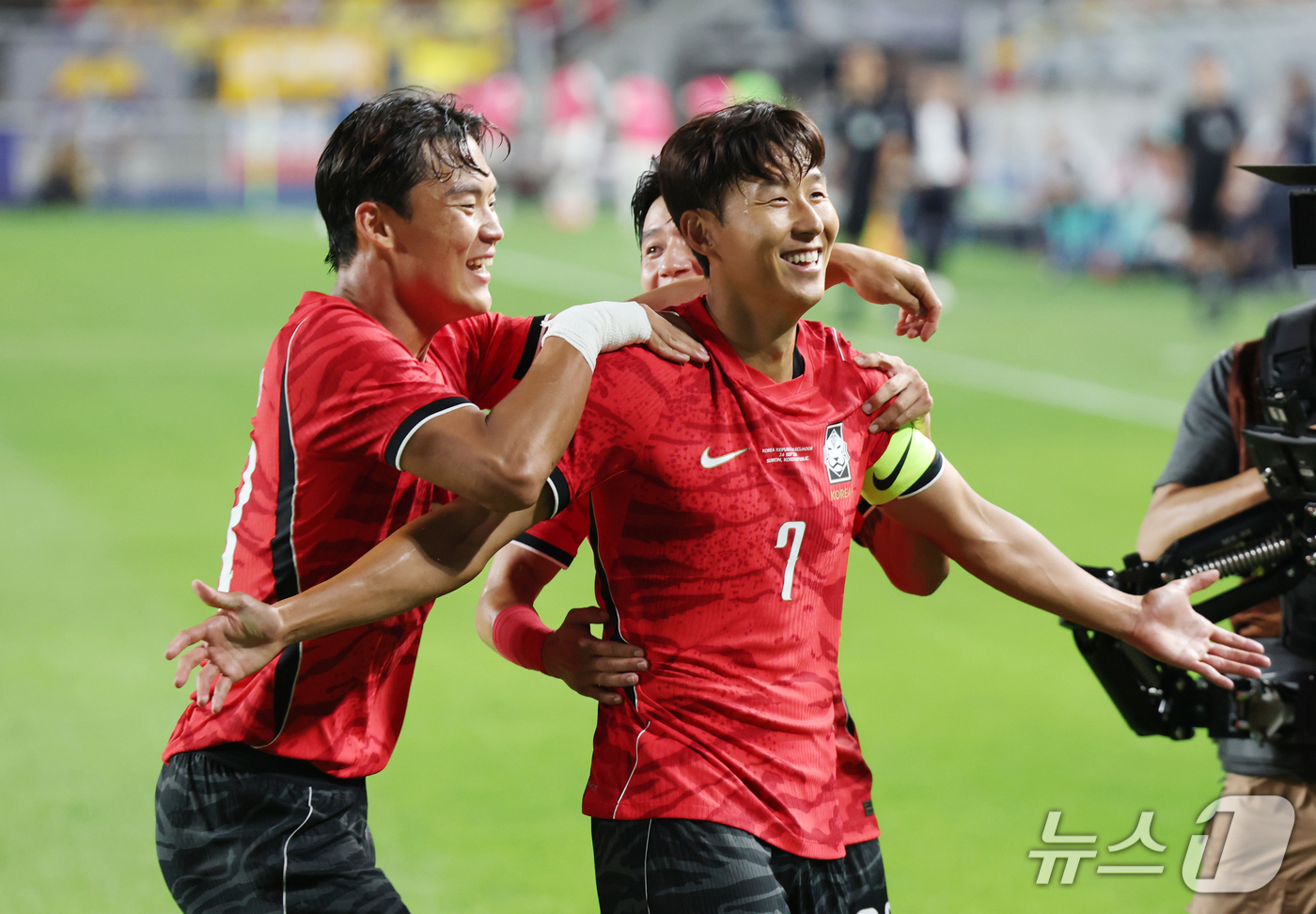 (수원=뉴스1) 김영운 기자 = 24일 경기 수원시 팔달구 수원월드컵경기장에서 열린 축구 국가대표 평가전 대한민국과 에콰도르의 경기, 손흥민이 득점을 한 뒤 기뻐하고 있다. 202 …
