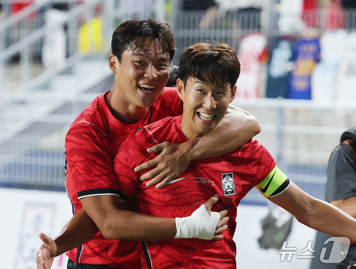 (수원=뉴스1) 김영운 기자 = 24일 경기 수원시 팔달구 수원월드컵경기장에서 열린 축구 국가대표 평가전 대한민국과 에콰도르의 경기, 손흥민이 득점을 한 뒤 오현규와 함께 기뻐하고 …