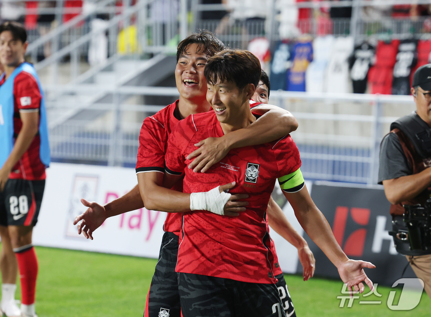 (수원=뉴스1) 김영운 기자 = 24일 경기 수원시 팔달구 수원월드컵경기장에서 열린 축구 국가대표 평가전 대한민국과 에콰도르의 경기, 손흥민이 득점을 한 뒤 오현규와 함께 기뻐하고 …