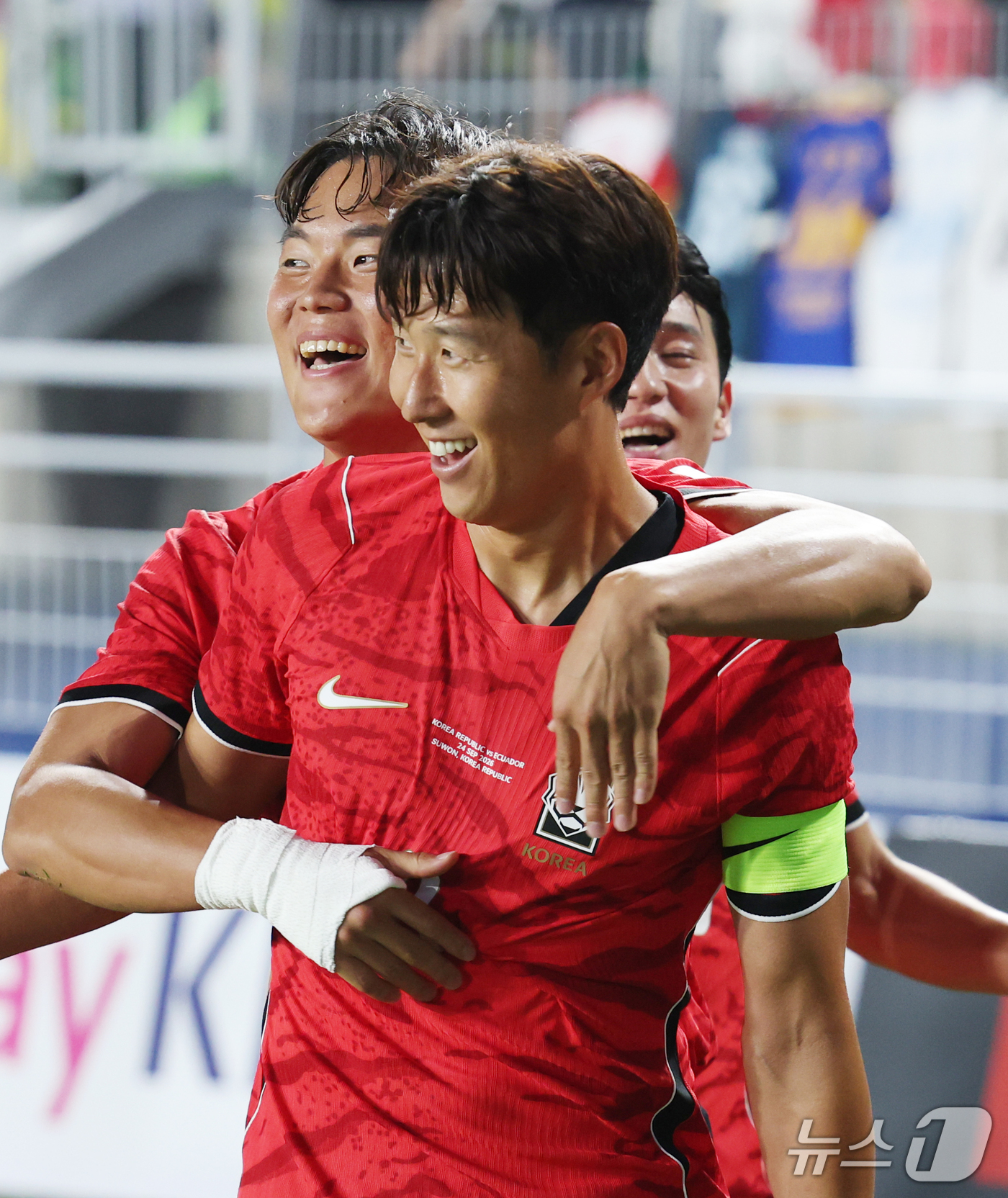 (수원=뉴스1) 김영운 기자 = 24일 경기 수원시 팔달구 수원월드컵경기장에서 열린 축구 국가대표 평가전 대한민국과 에콰도르의 경기, 손흥민이 득점을 한 뒤 오현규와 함께 기뻐하고 …