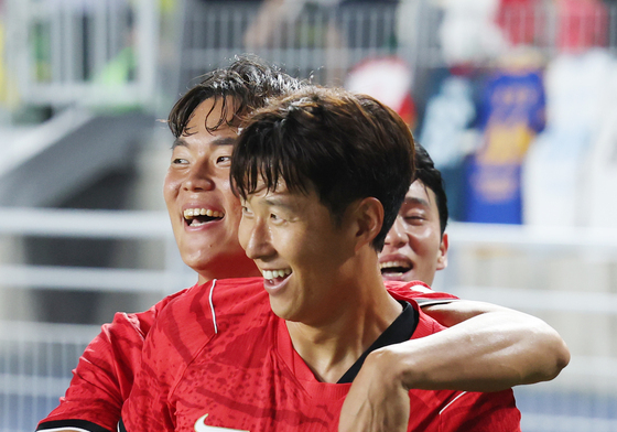 기뻐하는 손흥민과 오현규