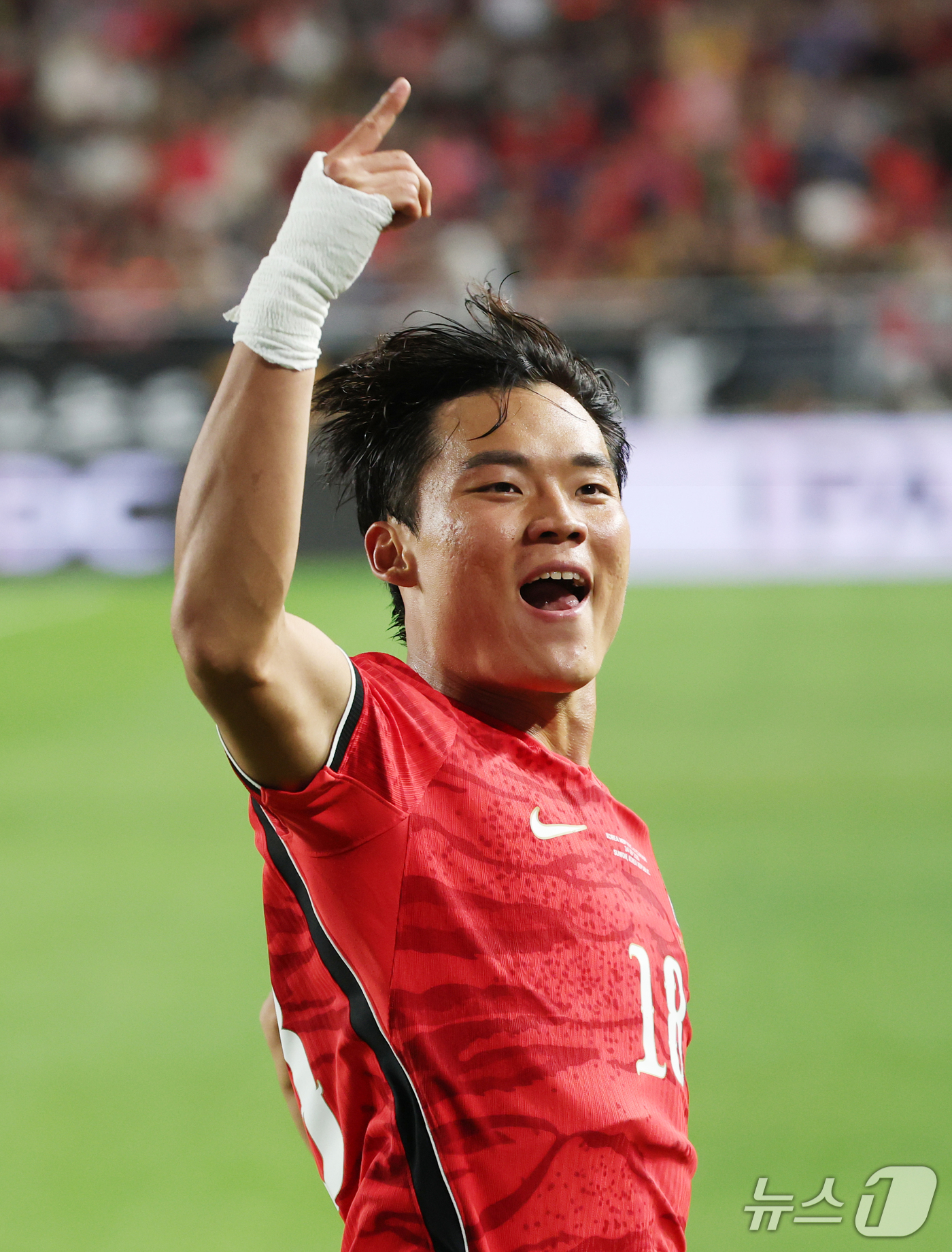 (수원=뉴스1) 김영운 기자 = 24일 경기 수원시 팔달구 수원월드컵경기장에서 열린 축구 국가대표 평가전 대한민국과 에콰도르의 경기, 오현규가 선제골을 넣은 뒤 기뻐하고 있다. 2 …