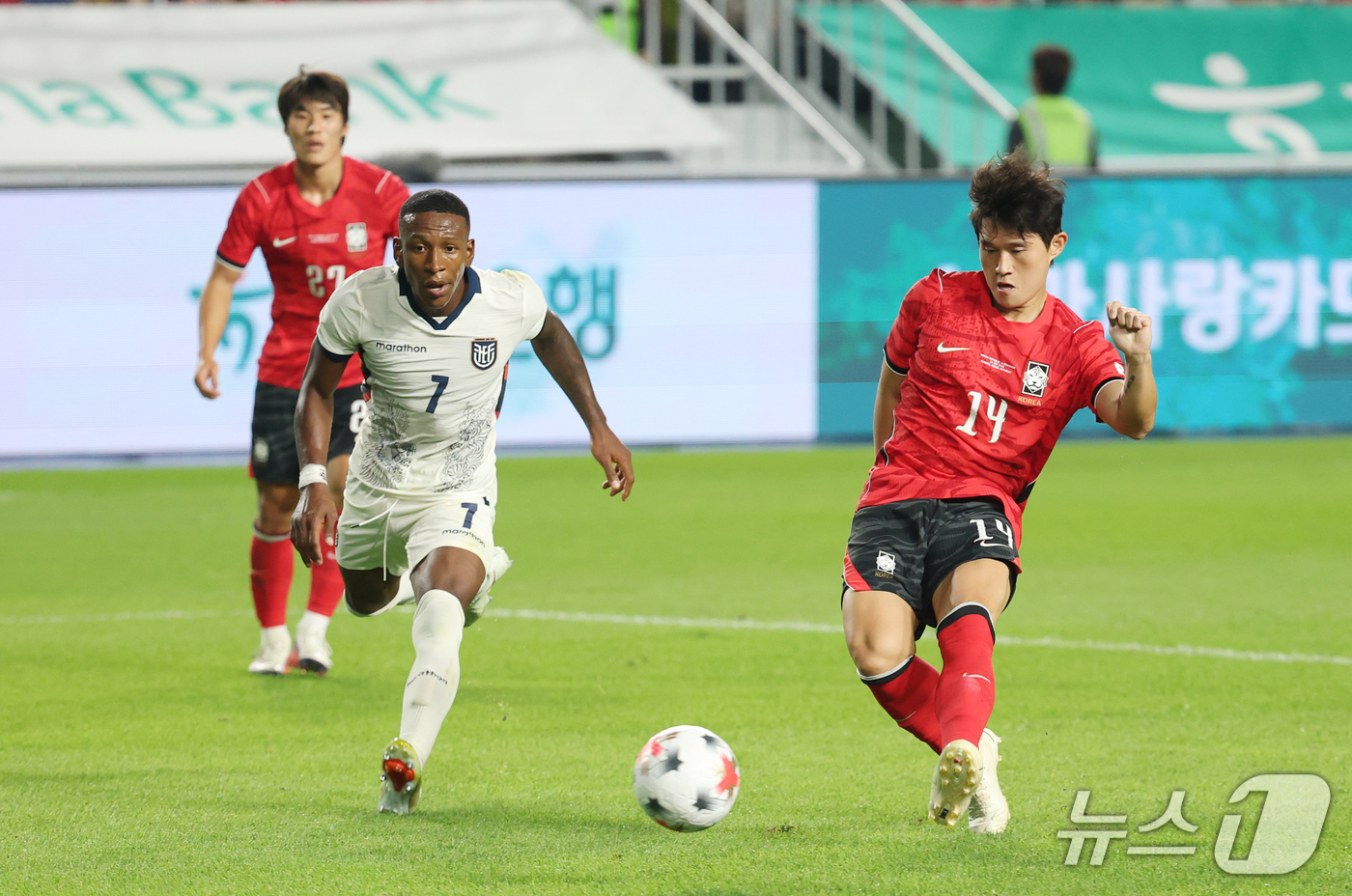 (수원=뉴스1) 김영운 기자 = 24일 경기 수원시 팔달구 수원월드컵경기장에서 열린 축구 국가대표 평가전 대한민국과 에콰도르의 경기, 이동경이 슛을 하고 있다. 2026.9.24/ …