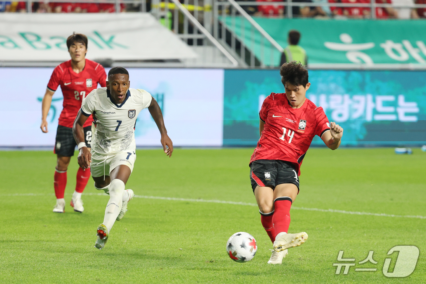 (수원=뉴스1) 김영운 기자 = 24일 경기 수원시 팔달구 수원월드컵경기장에서 열린 축구 국가대표 평가전 대한민국과 에콰도르의 경기, 이동경이 슛을 하고 있다. 2026.9.24/ …