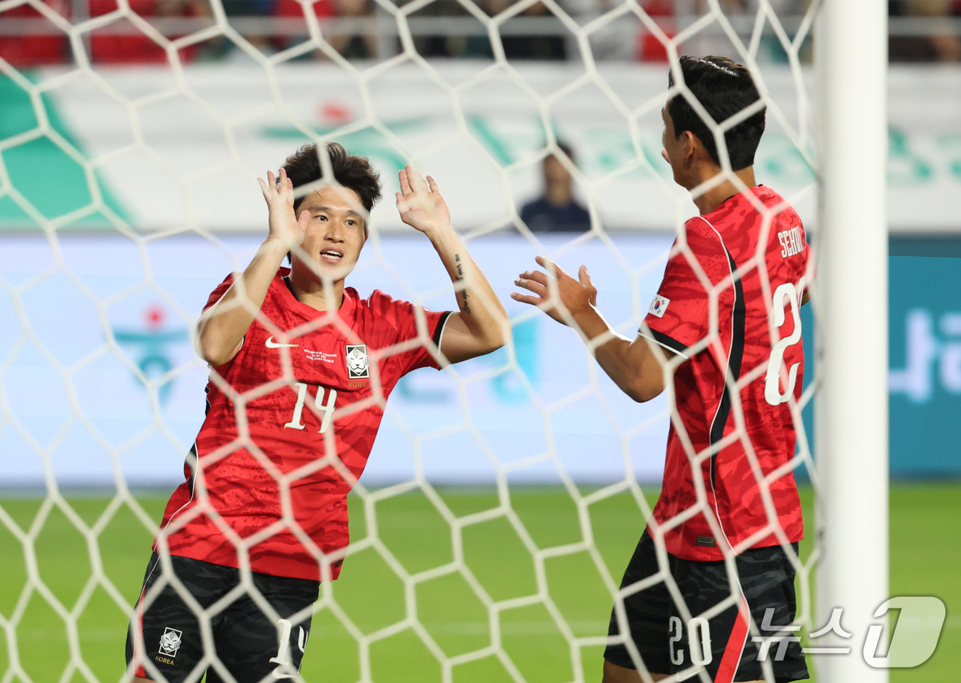(수원=뉴스1) 김영운 기자 = 24일 경기 수원시 팔달구 수원월드컵경기장에서 열린 축구 국가대표 평가전 대한민국과 에콰도르의 경기, 이동경이 득점을 한 뒤 기뻐하고 있다. 202 …