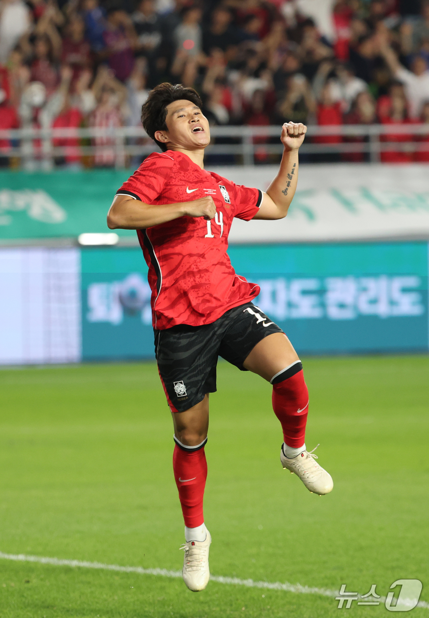 (수원=뉴스1) 김영운 기자 = 24일 경기 수원시 팔달구 수원월드컵경기장에서 열린 축구 국가대표 평가전 대한민국과 에콰도르의 경기, 이동경이 득점을 한 뒤 기뻐하고 있다. 202 …