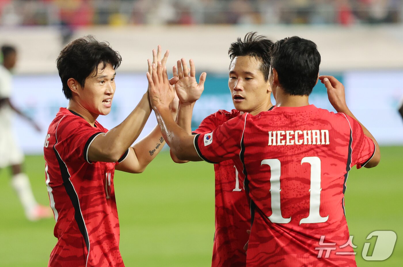 본문 이미지 - 24일 경기 수원시 팔달구 수원월드컵경기장에서 열린 축구 국가대표 평가전 대한민국과 에콰도르의 경기, 이동경이 득점을 한 뒤 기뻐하고 있다. 2026.9.24 ⓒ 뉴스1 김영운 기자
