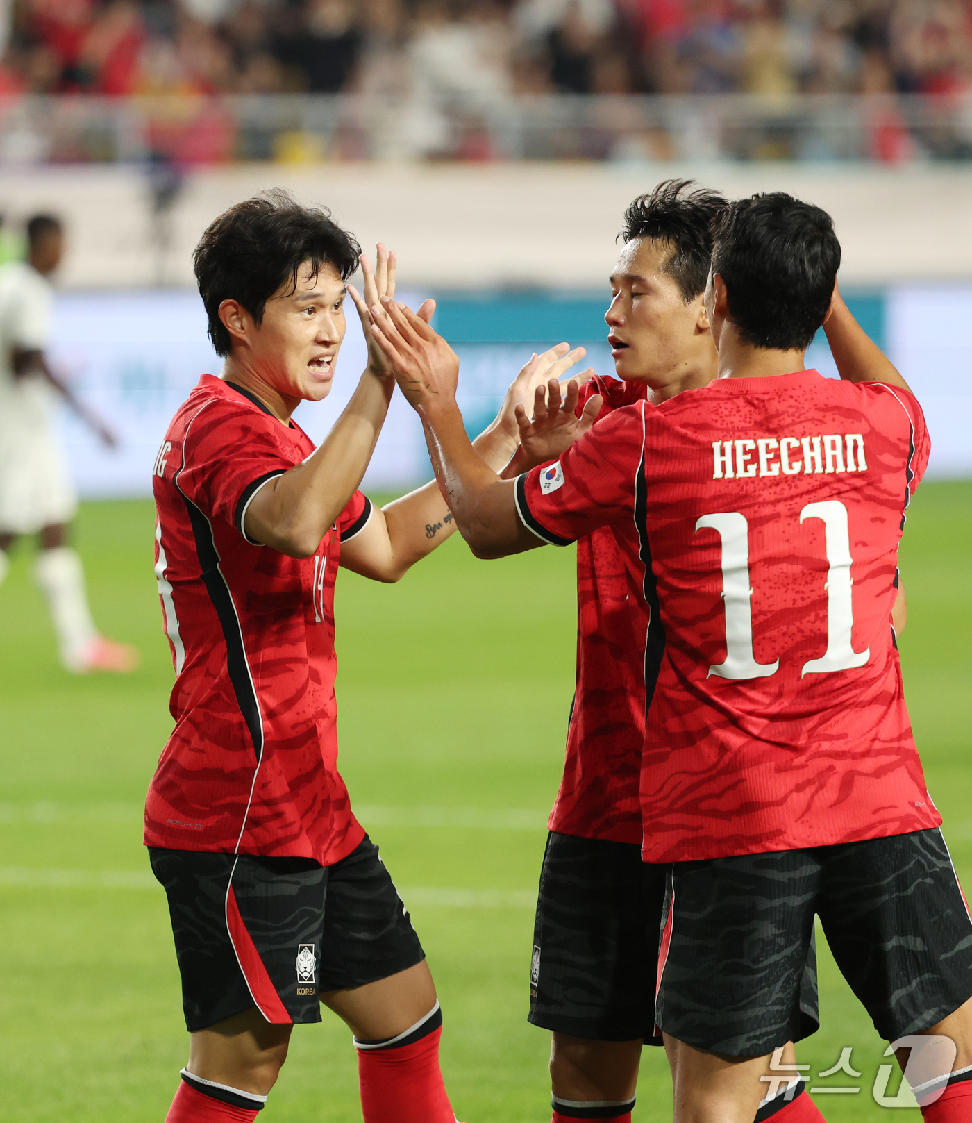 (수원=뉴스1) 김영운 기자 = 24일 경기 수원시 팔달구 수원월드컵경기장에서 열린 축구 국가대표 평가전 대한민국과 에콰도르의 경기, 이동경이 득점을 한 뒤 기뻐하고 있다. 202 …