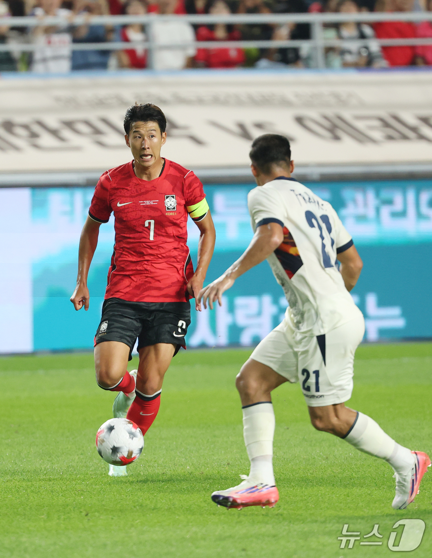 (수원=뉴스1) 김영운 기자 = 24일 경기 수원시 팔달구 수원월드컵경기장에서 열린 축구 국가대표 평가전 대한민국과 에콰도르의 경기, 손흥민이 돌파하고 있다. 2026.9.24/뉴 …