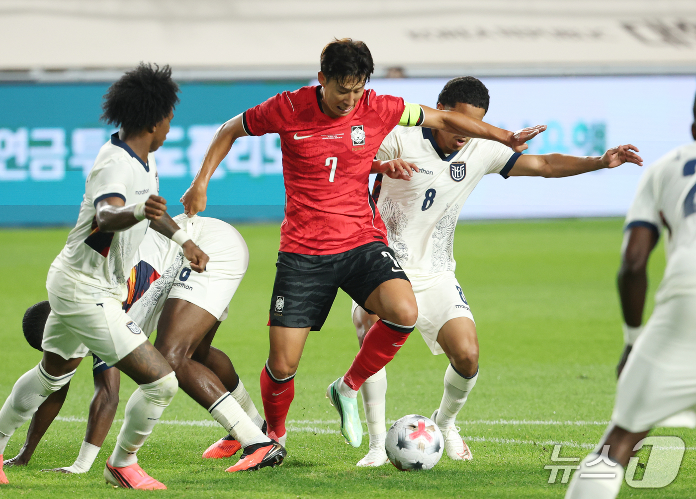 (수원=뉴스1) 김영운 기자 = 24일 경기 수원시 팔달구 수원월드컵경기장에서 열린 축구 국가대표 평가전 대한민국과 에콰도르의 경기, 손흥민이 돌파하고 있다. 2026.9.24/뉴 …