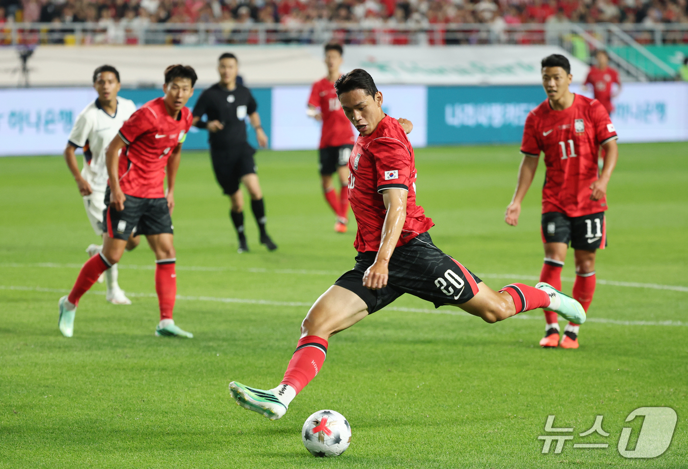 (수원=뉴스1) 김영운 기자 = 24일 경기 수원시 팔달구 수원월드컵경기장에서 열린 축구 국가대표 평가전 대한민국과 에콰도르의 경기, 오세훈이 슛을 하고 있다. 2026.9.24/ …