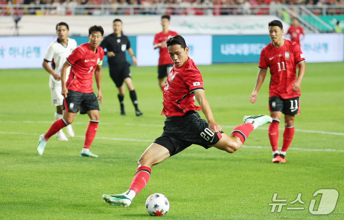 (수원=뉴스1) 김영운 기자 = 24일 경기 수원시 팔달구 수원월드컵경기장에서 열린 축구 국가대표 평가전 대한민국과 에콰도르의 경기, 오세훈이 슛을 하고 있다. 2026.9.24/ …
