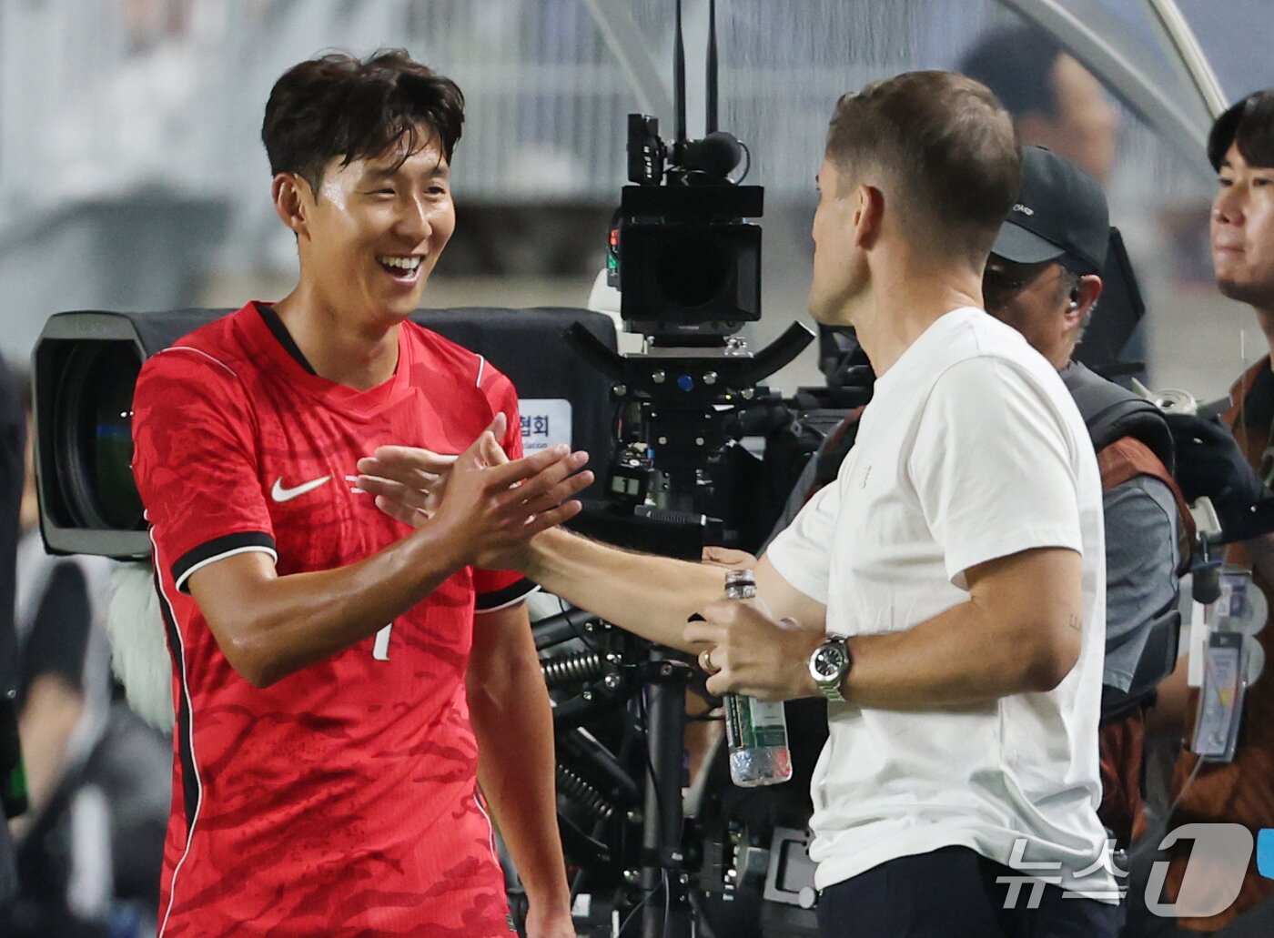 본문 이미지 - 24일 경기 수원시 팔달구 수원월드컵경기장에서 열린 축구 국가대표 평가전 대한민국과 에콰도르의 경기, 손흥민이 교체 후 벤치로 향하며 로베르트 모레노 감독과 인사를 하고 있다. 2026.9.24 ⓒ 뉴스1 김영운 기자